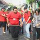 Kader PDIP bersama warga kerja bakti. Foto: istimewa