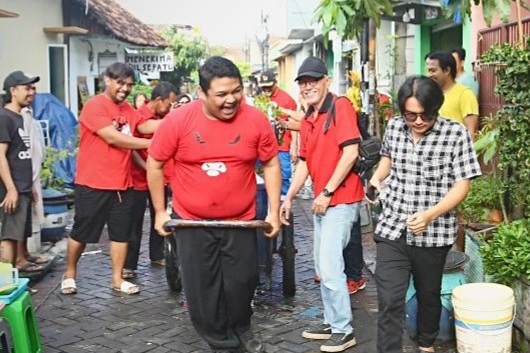 Gotong Royong Kader dan Warga Warnai Perayaan HUT ke-52 PDIP di Bendul Merisi