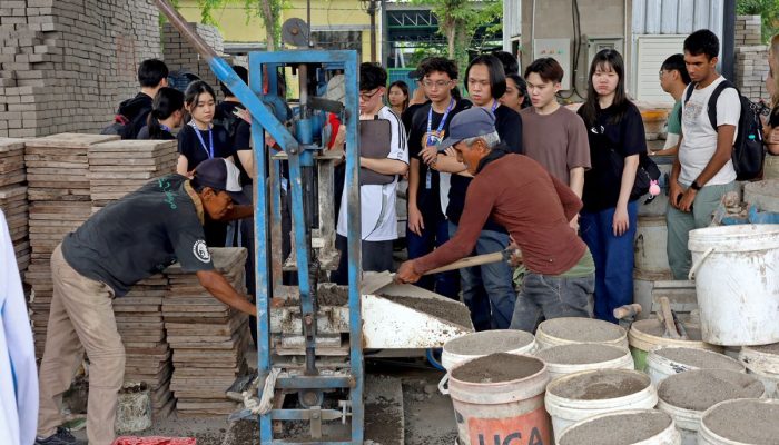 Mahasiswa Singapura Pelajari Program Pemberdayaan Masyarakat Rumah Padat Karya