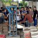 Mahasiswa Singapura saat melihat proses pembuatan paving dirumah padat karya