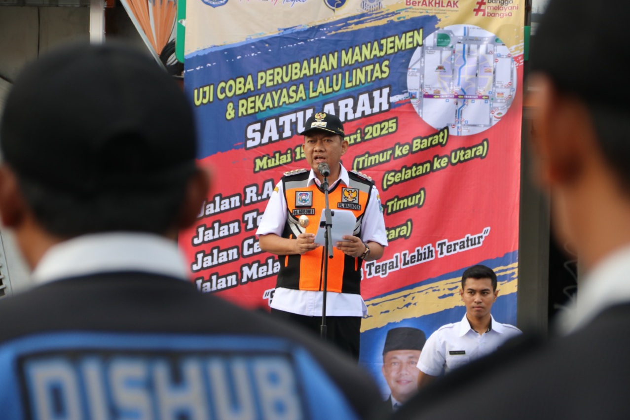 Pj wali kota Tegal saat melaunching uji coba Manrek Lalu lintas Satu Arah Jl. R.A Kartini dan Jl. Cempaka. Foto: Istimewa