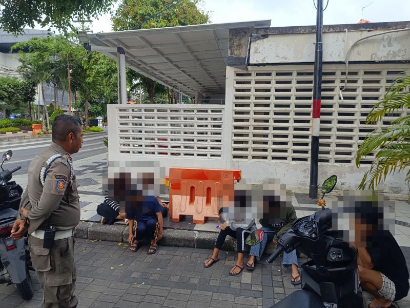 Satpol PP Amankan remaja yang kedapatan tengah berkelahi di depan kanto Pemkot Surabaya