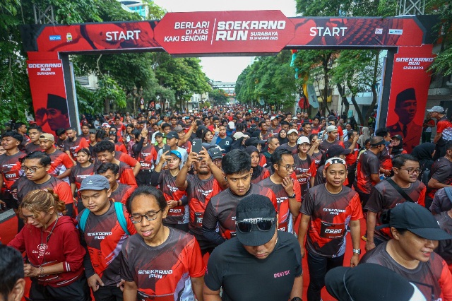 Para peserta Soekarno Run Surabaya