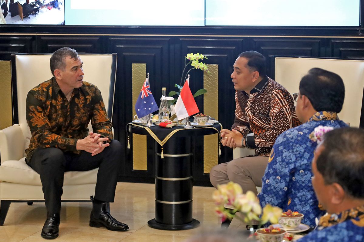 Wali Kota Eri cahyadi bersamaKonsulat Jendral (Konjen) Australia di Surabaya, Glen Askew