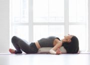 Mengenal Yoga Restoratif, Rahasia Relaksasi Mendalam