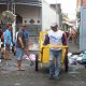 Warga bergototng royong membersihkan lingkungan dalam program Surabaya Bergerak. Foto: Dokumen