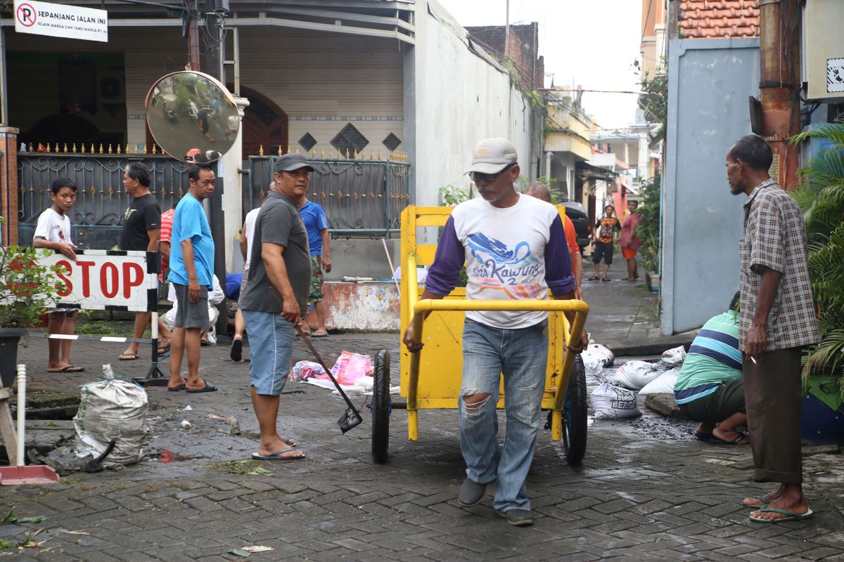Warga bergototng royong membersihkan lingkungan dalam program Surabaya Bergerak. Foto: Dokumen