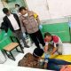 petugas saat mengevakuasi jenazah pria yang gantung diri