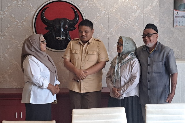 Achmad Hidayat saat menerima aduan di ruang fraksi PDIP-PAN Foto: Hadi