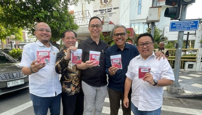 Fraksi PSI DPRD Surabaya Beri Ucapan Selamat Ke Wali Kota dengan Gembok Cakram Gratis untuk Warga