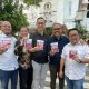 Anggota fraksi PSI DPRD Surabaya saat berbagi gembok cakram gratis didepan gedung DPRD Surabaya, Selasa (25/02)