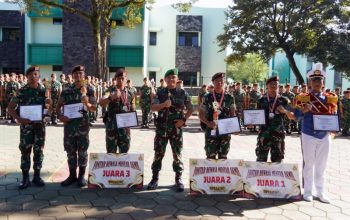 Danyontar Akmil Berfoto Bersama Taruna Berprestasi