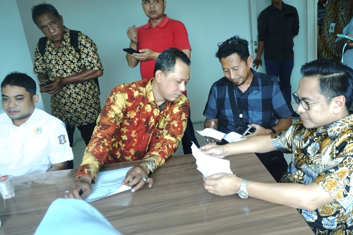 Dari Kanan duduk: Wakil Ketua DPRD Arif Fathoni, Petugas Bapenda, Anggota Komisi C, Achmad Nurdjayanto dan Ketua Fraksi PKB Tubagus Lukman Amin