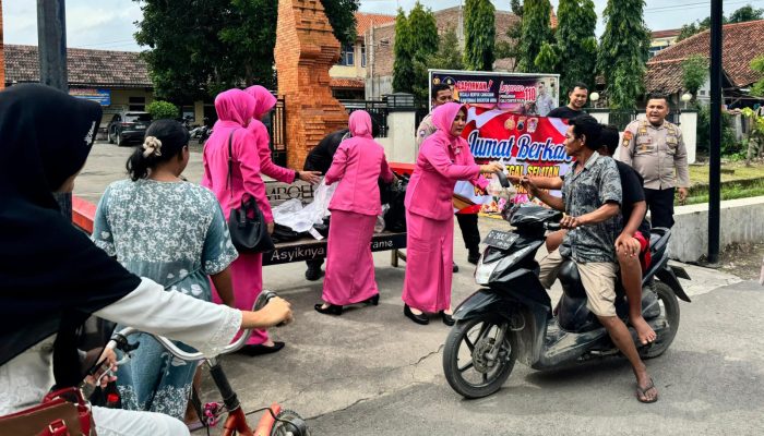 Polsek Tegal Selatan Bagikan 300 Nasi Bungkus dalam Kegiatan Jumat Berkah
