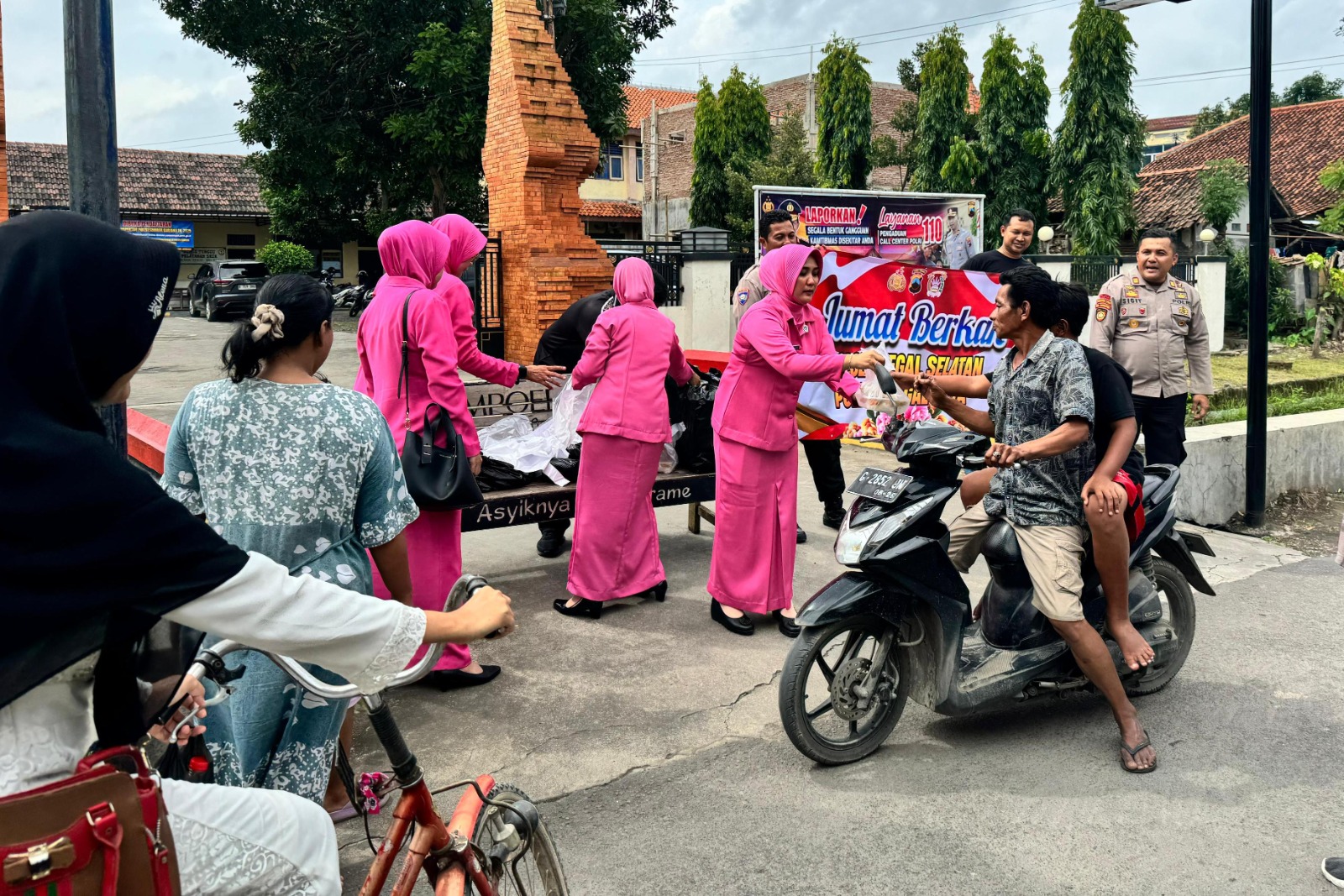 Polsek Tegal Selatan Bagikan 300 Nasi Bungkus dalam Kegiatan Jumat Berkah
