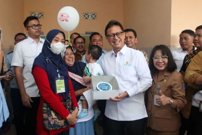 Menkes saat meninjau pelaksanaan program Cek Kesehatan Gratis