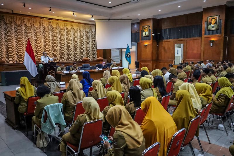 Sukses Terapkan Bekerja Di Balai RW, Wali Kota Eri Izinkan ASN Pemkot Surabaya WFA. Foto: Ilustrasi