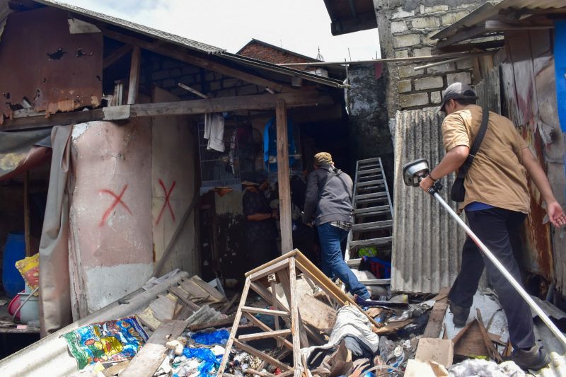 Petugas Pemkot Surabaya tengah memasang patok batas sungai kalianak