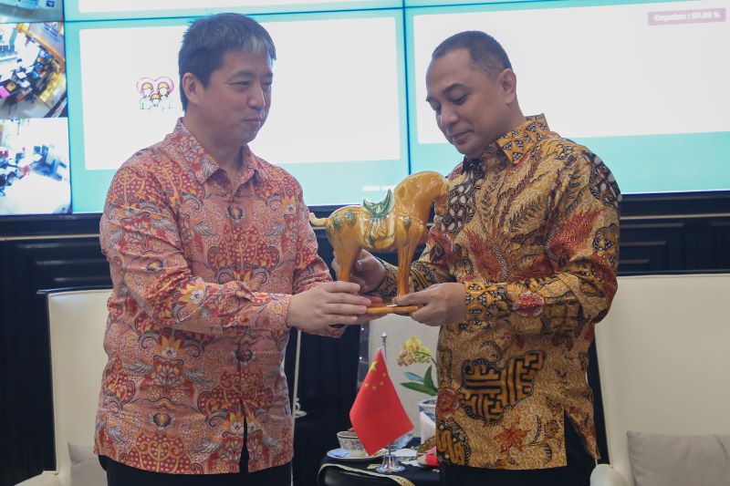 Wali Kota Surabaya Eri Cahyadi menyambut hangat kunjungan Konsulat Jenderal (Konjen) Republik Rakyat Tiongkok (RRT) di Surabaya, Mr. Xu Yong, di Ruang Kerja Walikota, Selasa (11/2/2025).