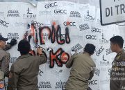 Aksi Vandalisme “Adili Jokowi” Muncul di Surabaya, Satpol PP Surabaya Langsung Cat Ulang Tembok
