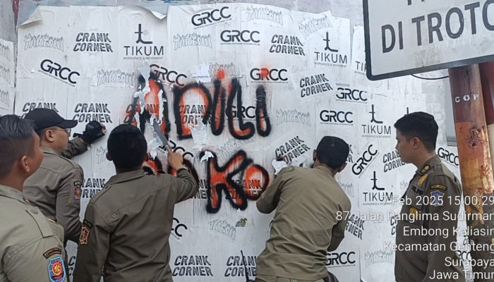 Aksi Vandalisme “Adili Jokowi” Muncul di Surabaya, Satpol PP Surabaya Langsung Cat Ulang Tembok