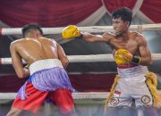 Seorang petinju tengah melayangkan pukilan kepada lawannya dalam ajang Surabaya Big Fight