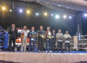 Pemerintah Kota (Pemkot) Surabaya bersama Puri Promotion, Ofisial Ring dari Komisi Tinju Indonesia menggelar ajang tinju “Surabaya Big Fight” di Surabaya Expo Centre (SBEC), Sabtu, (22/2/2025) malam. Dalam kompetisi tinju tersebut, para petinju profesional memperebutkan sabuk emas wali kota dan Forum Koordinasi Pimpinan Daerah (Forkopimda) Kota Surabaya.