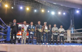 Pemerintah Kota (Pemkot) Surabaya bersama Puri Promotion, Ofisial Ring dari Komisi Tinju Indonesia menggelar ajang tinju “Surabaya Big Fight” di Surabaya Expo Centre (SBEC), Sabtu, (22/2/2025) malam. Dalam kompetisi tinju tersebut, para petinju profesional memperebutkan sabuk emas wali kota dan Forum Koordinasi Pimpinan Daerah (Forkopimda) Kota Surabaya.