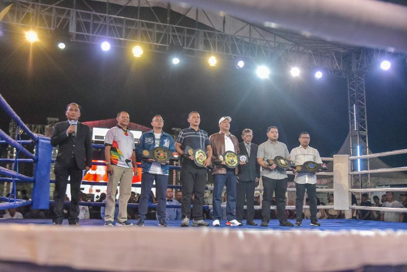 Pemerintah Kota (Pemkot) Surabaya bersama Puri Promotion, Ofisial Ring dari Komisi Tinju Indonesia menggelar ajang tinju “Surabaya Big Fight” di Surabaya Expo Centre (SBEC), Sabtu, (22/2/2025) malam. Dalam kompetisi tinju tersebut, para petinju profesional memperebutkan sabuk emas wali kota dan Forum Koordinasi Pimpinan Daerah (Forkopimda) Kota Surabaya.