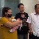 Danil ketua komunitas tolong menolong (kaos Hitam) bersama wakil wali kota surabaya dan ibu yang tak mampu bayar persalinan