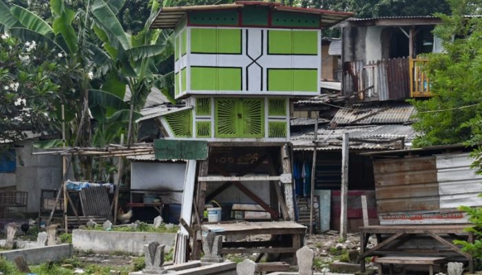 Berdiri di Lahan Makam, 35  Bekupon dan 11 kandang Ayam Ditertibkan Satpol PP Surabaya