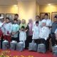 Para Pimpinan DPRD Surabaya bersama Anggota saat foto bersama dengan anak yatim, Senin (10/03)