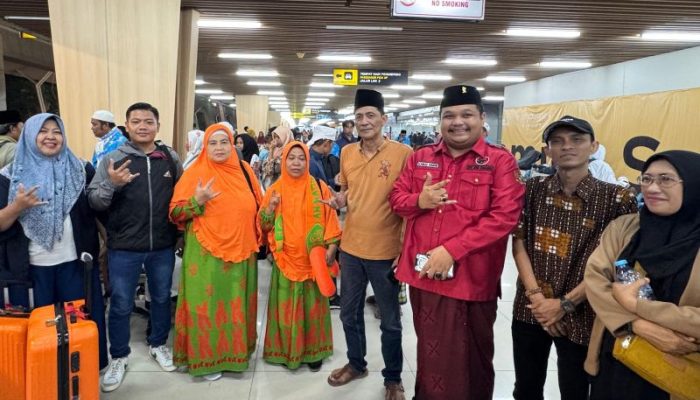 Dua Kader PDIP Surabaya dari Pabean Cantian Berangkat Umroh, Bentuk Apresiasi atas dedikasi