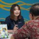 Layanan Unggulan - Pegawai Perumda Air Minum Surya Sembada Kota Surabaya memberikan informasi layanan kepada konsumen. Foto Ilustrasi Dok: Humas PDAM Surya Sembada Kota Surabaya