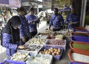 Tim Kerja Pengendalian dan Distribusi Bagian Perekonomian dan Sumber Daya Alam (BPSDA) Kota Surabaya saat melakukan inspeksi di pasar tradisional