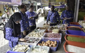 Tim Kerja Pengendalian dan Distribusi Bagian Perekonomian dan Sumber Daya Alam (BPSDA) Kota Surabaya saat melakukan inspeksi di pasar tradisional