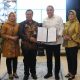 Kepala Balai Besar Veteriner Farma (BBVF) Pusvetma, drh. Edy Budi Susila  berfoto bersama wali kota Surabaya Eri Cahyadi saat menyerahkan aset kepada pemkot Surabaya pada Selasa (12/03)