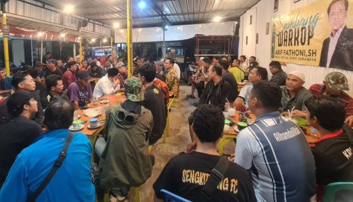 Pererat Silaturahmi Lewat Sambang Warkop, Arif Fathoni Diwaduli Soal Perawatan Lapangan Sepak Bola di Perkampungan