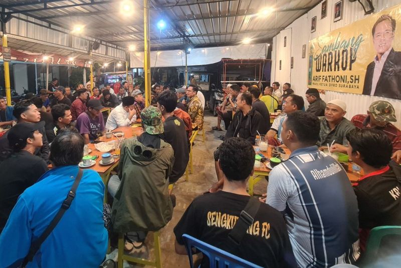 Arif Fathoni saat sambang warkop mendengar aspirasi warga