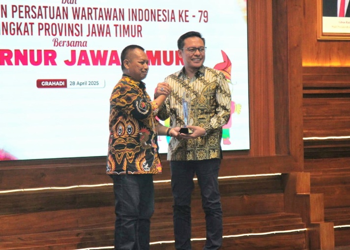 Arif Fathoni saat menerima penghargaan sebagai Politisi Muda Inspiratif dalam malam puncak resepsi Hari Pers Nasional di Gedung Negara Grahadi, Senin (28/4/2025).