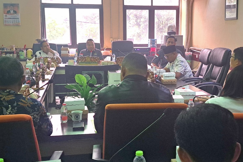 Terganjal Kondisi bangunan GSG - Rapat Pansus Pansus Pembahasan Penghapusan/Pemindahtanganan Sebagian Tanah Aset PD Pasar Surya di Komisi A DPRD Kota Surabaya Rabu (16/04) Foto Hadi