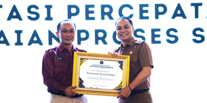 Pemberian sertifikat penghargaan kepada wali kota Surabaya dari Kepala BKN RI, Prof. Zudan Arif Fakrulloh