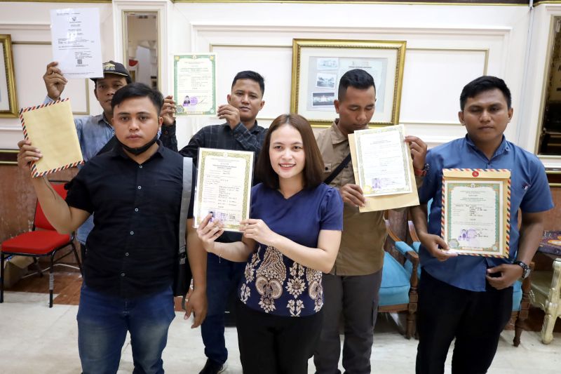 Penyerahan ijazah secara simbolis