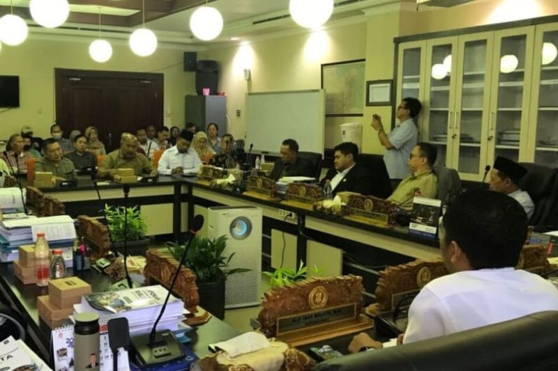Rapat dengar pendapat di ruang komisi C DPRD Surabaya antara warga dan pengelola apartemen balai hinggil