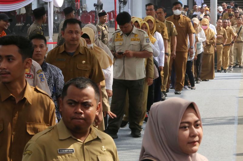 Ribuan ASN Pemkot Surabaya saat mengantre bersalaman saat Halal Bihalal Bersama Walikota