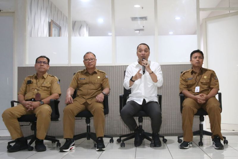 Wali Kota Eri Cahyadi saat memberikan Pengarahan kepada DPMPTSP dalam rapat koordinasi bersama jajaran terkait di Mal Pelayanan Publik Siola Lantai 3, Senin (14/4/2025)