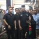 Dirut PD Pasar Surya Agus Priyo saat mendampingi Anggota DPR RI Ahmad Dani saat meninjau Pasar Kembang Surabaya