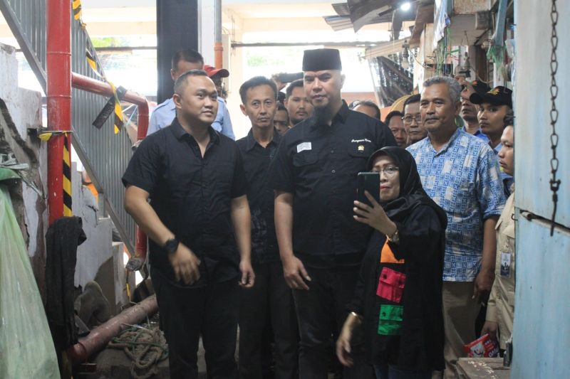 Dirut PD Pasar Surya Agus Priyo saat mendampingi Anggota DPR RI Ahmad Dani saat meninjau Pasar Kembang Surabaya