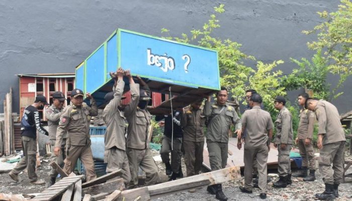 Satpol PP Surabaya Bongkar Puluhan Bekupon di Pemukiman Warga