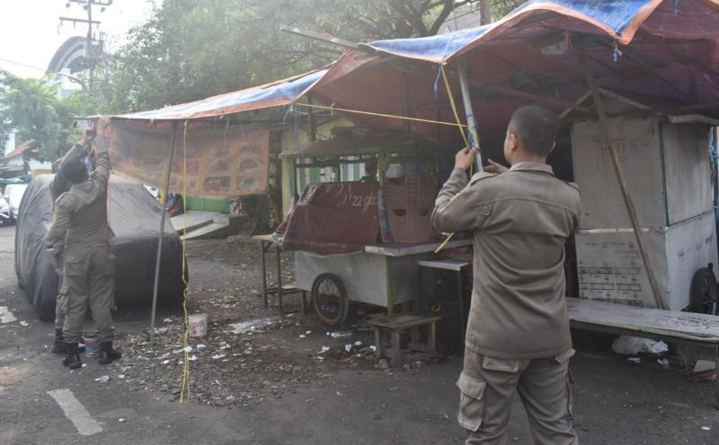 petugas Satpol PP Surabaya saat menertibkan PKL